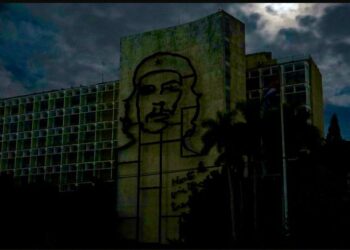 Entre apagón total y a punto del colapso, Cuba anuncia nuevas medidas.