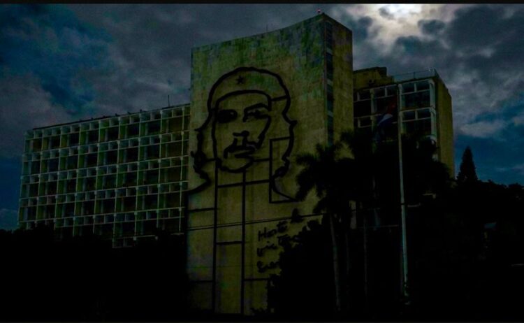 Entre apagón total y a punto del colapso, Cuba anuncia nuevas medidas.