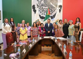 Con su fuerza y capacidad, las mujeres transforman a Victoria: Lalo Gattás.