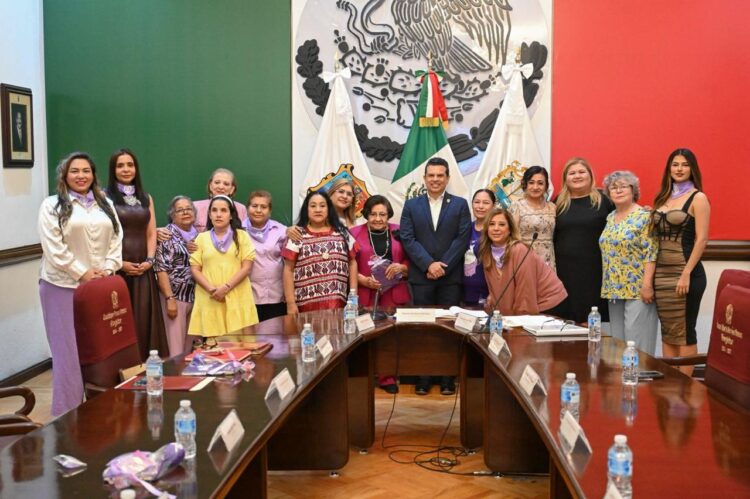 Con su fuerza y capacidad, las mujeres transforman a Victoria: Lalo Gattás.