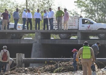 Supervisa alcalde rehabilitación de fugas y limpieza de drenes pluviales en Victoria.