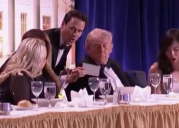 Evacuan a Trump ante posible incidente.