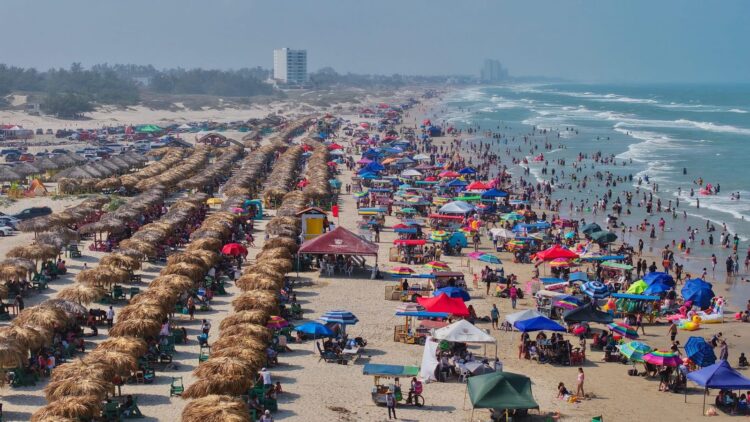 Turistas de CDMX y Nuevo León desbordan playas tamaulipecas