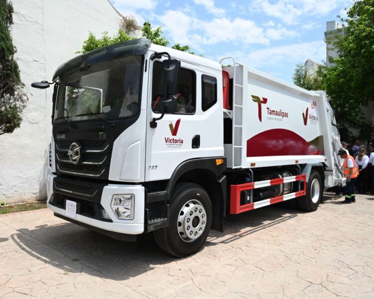 Entrega Lalo Gattás nueva unidad de recolección de basura y anuncia adquisición de dos más.