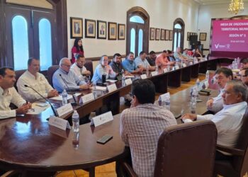 Sesiona Mesa de Ordenamiento Territorial en Victoria