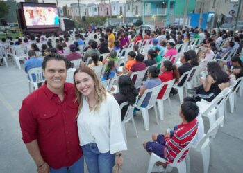 Disfrutan chicos y grandes “HP Cinema” en Balcones de Alcalá, conviviendo con el diputado Humberto Prieto Herrera