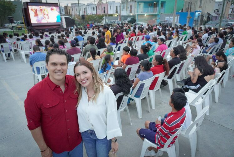 Disfrutan chicos y grandes “HP Cinema” en Balcones de Alcalá, conviviendo con el diputado Humberto Prieto Herrera