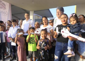 En enlace a la mañanera,  Américo entrega viviendas a familias de pescadores en El Mezquital.