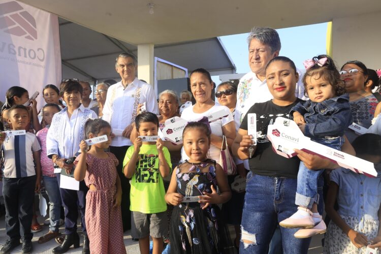 En enlace a la mañanera,  Américo entrega viviendas a familias de pescadores en El Mezquital.