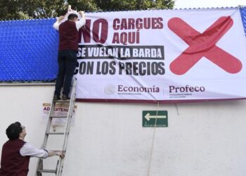 Profeco comienza a exhibir gasolineras con altos precios.