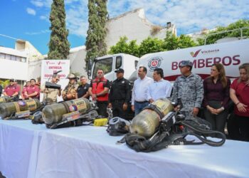 Entrega Lalo Gattás nuevo camión de bomberos y equipamiento a Protección Civil.
