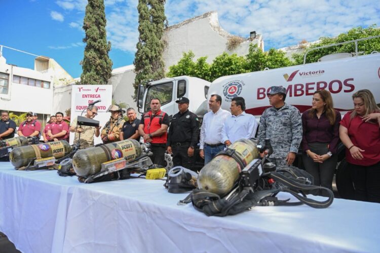Entrega Lalo Gattás nuevo camión de bomberos y equipamiento a Protección Civil.