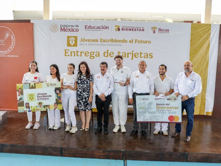 Encabeza el rector Dámaso Anaya entrega de becas a 493 estudiantes de la UAT