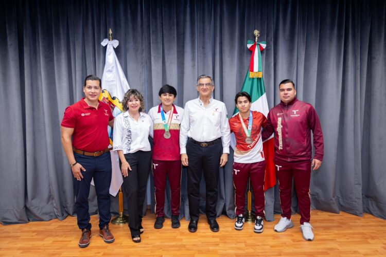 Recibe gobernador a históricos campeones tamaulipecos