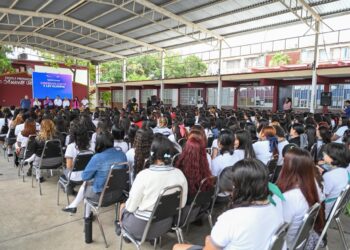 Participa Lalo Gattás en conferencia para erradicar el bullying escolar.