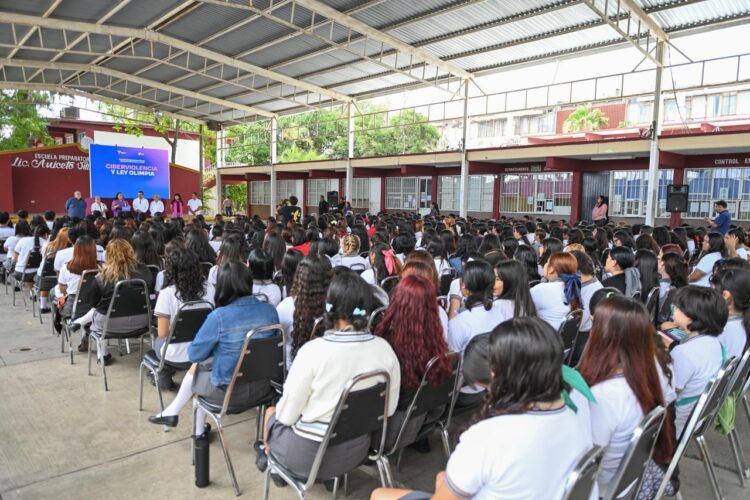 Participa Lalo Gattás en conferencia para erradicar el bullying escolar.