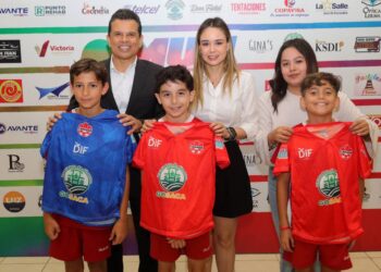 Uniforman Lucy y Lalo Gattás a selecciones del Mundialito DIF Victoria 2026.