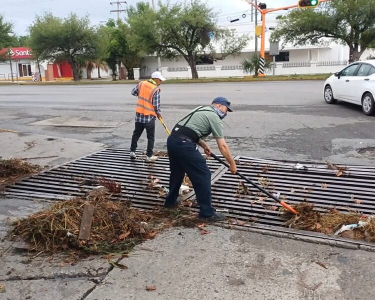 Instruye alcalde Lalo Gattás intensificar desazolve de drenes pluviales.