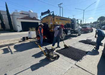 Ayuntamiento continúa con la rehabilitación de calles en Victoria.