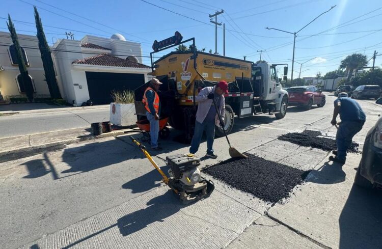 Ayuntamiento continúa con la rehabilitación de calles en Victoria.