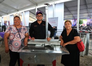 SEDENER entrega dos estufas eficientes de leña en la brigada del DIF Tamaulipas