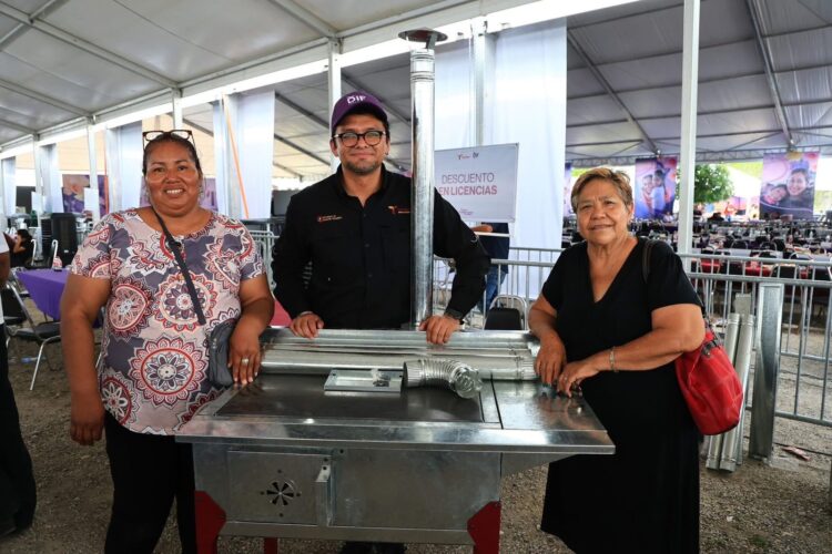 SEDENER entrega dos estufas eficientes de leña en la brigada del DIF Tamaulipas