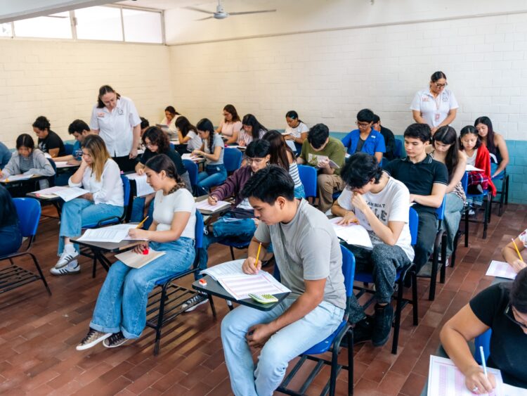 Aspirantes a ingresar a la UAT presentan examen CENEVAL