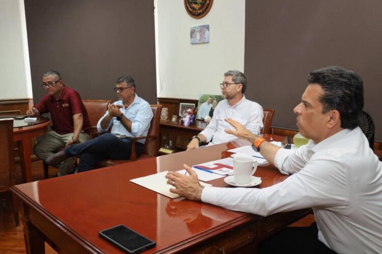 Alcalde Lalo Gattás evalúa y refuerza estrategia de recolección y limpieza en Victoria.