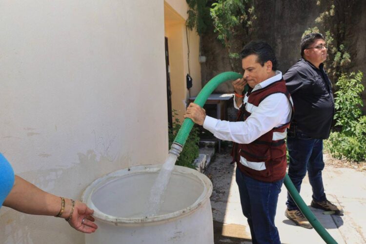 Encabeza alcalde Gattás operativo emergente de abasto de agua en Victoria.