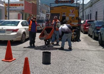 Con intenso bacheo, reparan calles dañadas por lluvias en Victoria.