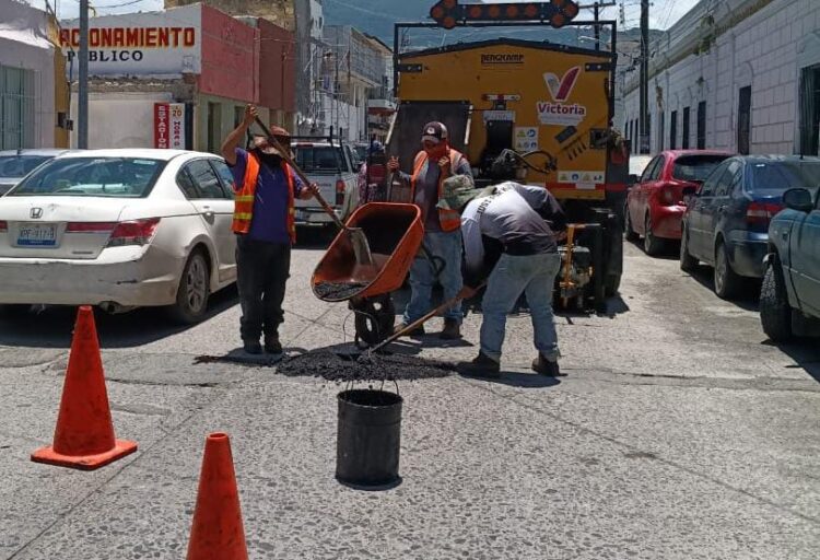 Con intenso bacheo, reparan calles dañadas por lluvias en Victoria.