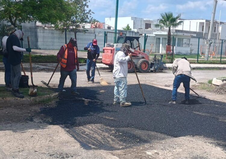 Reactivan bacheo en Victoria para reparar calles dañadas por lluvias.