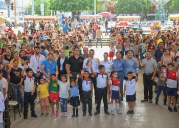 Entregan Lucy y Lalo 3 mil kits escolares de la campaña «Pasos por la Educación».
