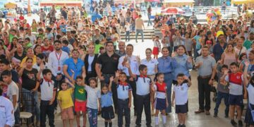 Entregan Lucy y Lalo 3 mil kits escolares de la campaña «Pasos por la Educación».