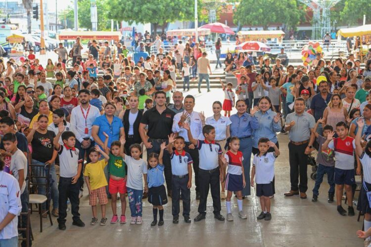 Entregan Lucy y Lalo 3 mil kits escolares de la campaña «Pasos por la Educación».