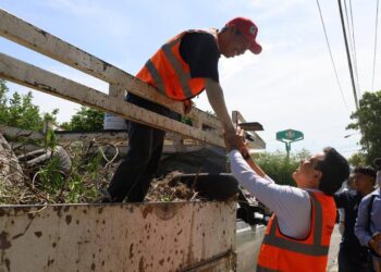 Supervisa Lalo Gattás limpieza de vialidades.