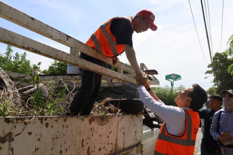 Supervisa Lalo Gattás limpieza de vialidades.